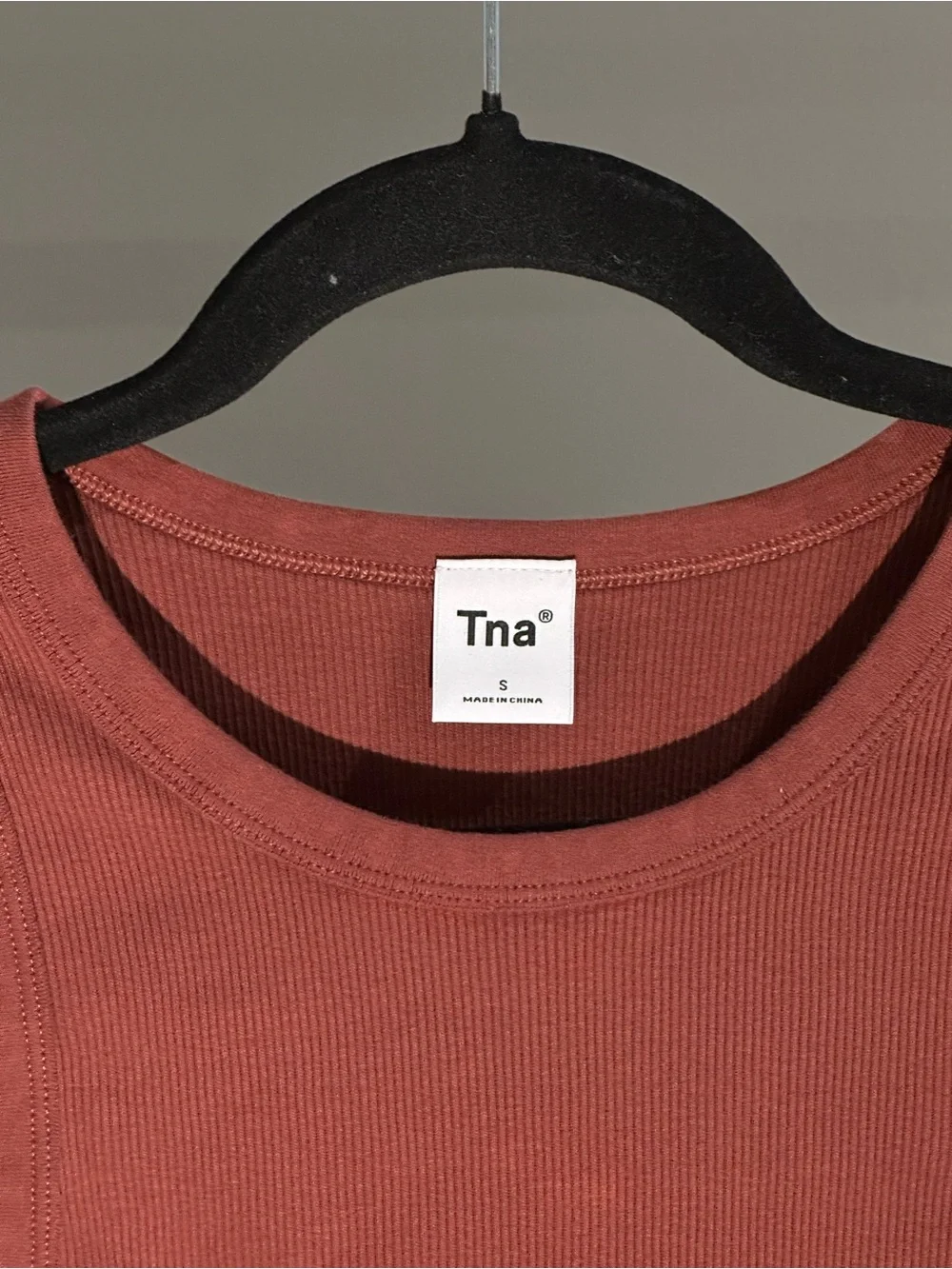 TNA Ribbed Crop Tank Top - Picture 3 of 4